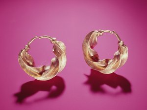 アイルランド産、フランジピアス（ゴールド）